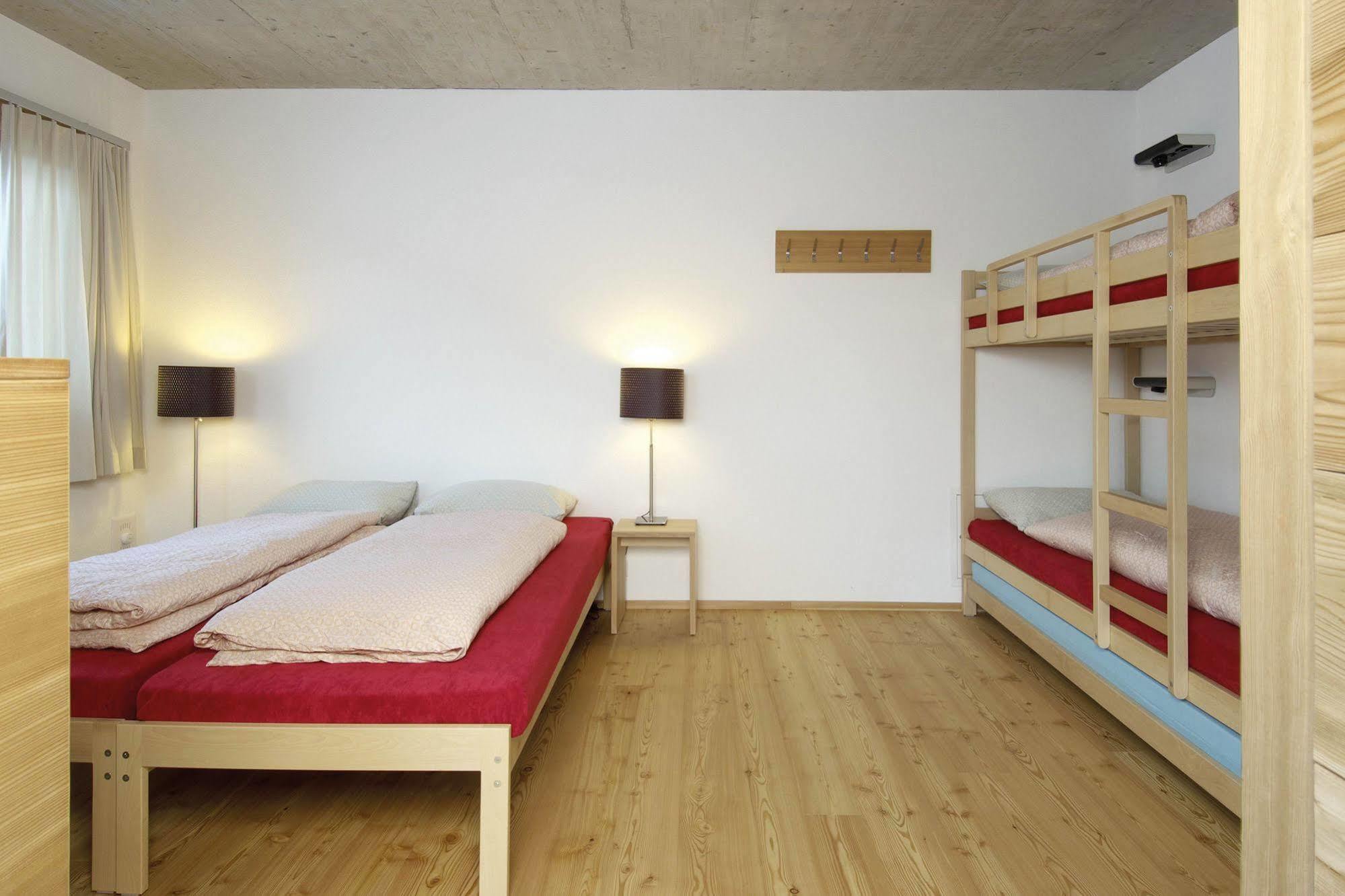 Scuol Youth Hostel Bagian luar foto