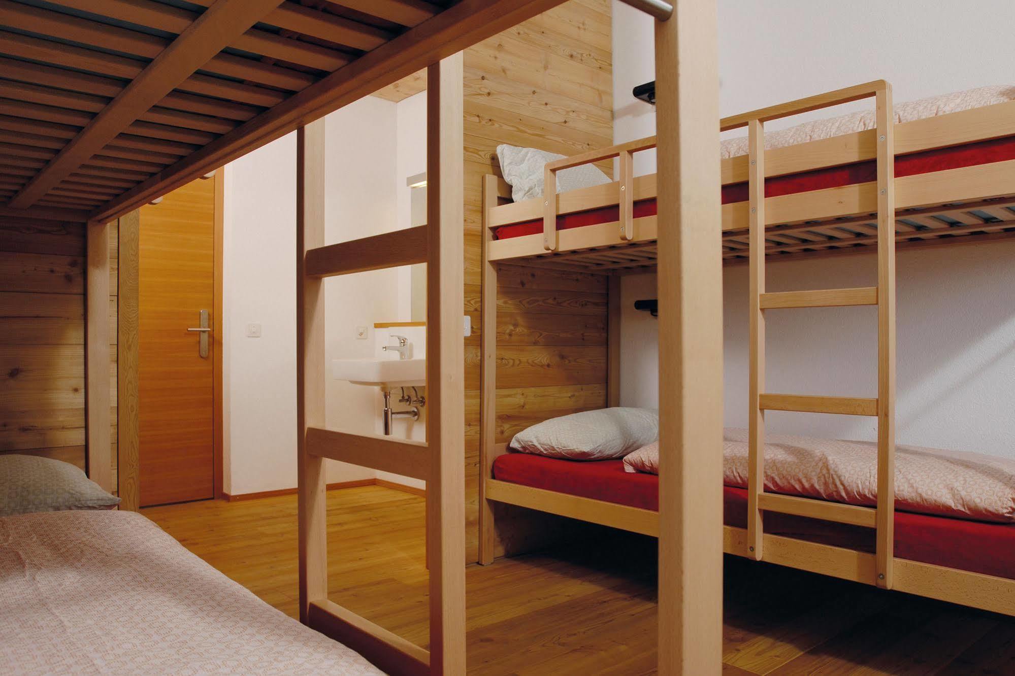 Scuol Youth Hostel Bagian luar foto