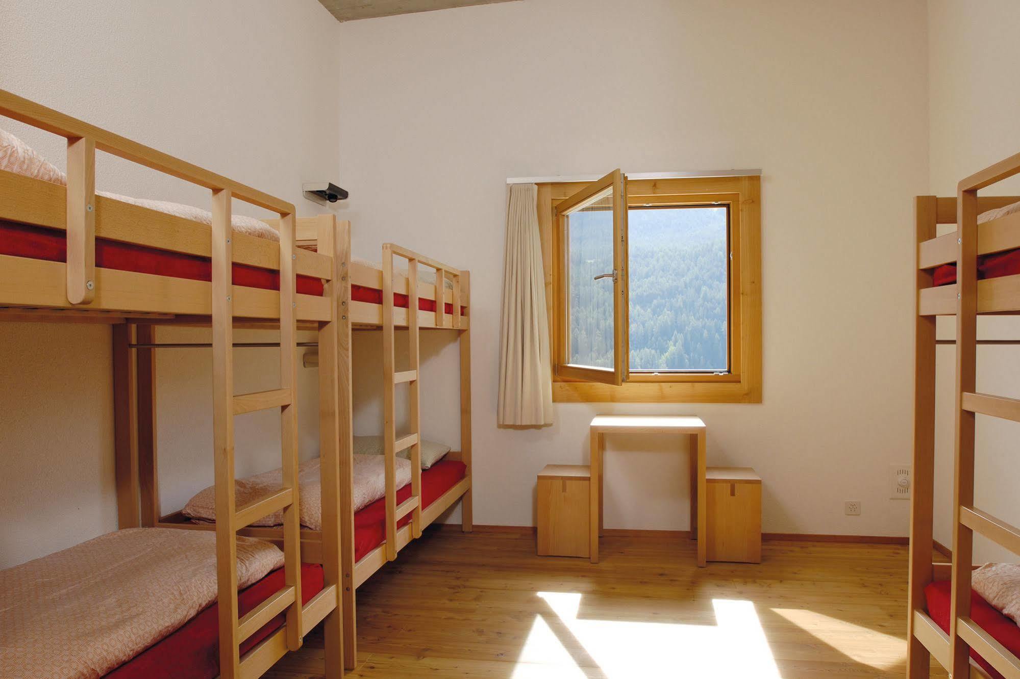 Scuol Youth Hostel Bagian luar foto